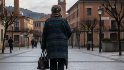Una mujer caminando de espaldas