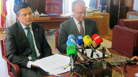 El presidente de la Junta General del Principado, Pedro Sanjurjo, con el presidente del Parlamento de Andaluc�a y de Calre, Juan Pablo Dur�n.El presidente de la Junta General del Principado, Pedro Sanjurjo, con el presidente del Parlamento de Andaluc�a y de Calre, Juan Pablo Dur�n