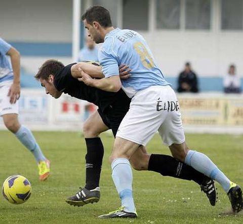 El celeste Bruno, autor del quinto gol local, agarra a un futbolista visitante.
