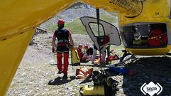 El equipo de rescate estabiliza al escalador herido en el Urriellu, junto al helic�ptero de Emergencias.El equipo de rescate estabiliza al escalador herido en el Urriellu, junto al helic�ptero de Emergencias