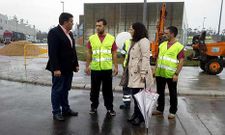 Landeira y Do Campo charlan con los operarios, que trabajar�n en la rotonda durante dos semanas.