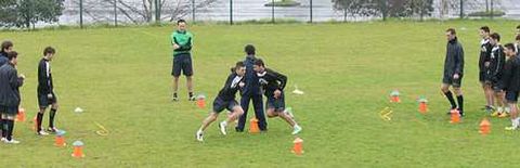 Jos� Manuel Aira dirigi� ayer por la ma�ana un �ltimo entrenamiento pasado por agua en el campo anexo de A Malata.