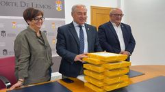 El alcalde, con los proyectos, tras la rueda de prensa de esta ma�ana