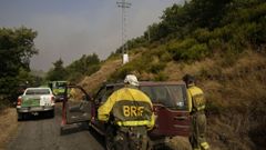 Bomberos en una intervenci�n en Molinaferrera, en uno de los incendios de Le�n.