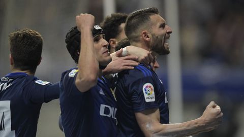 Borja Bast�n celebra con sus compa�eros tras marcar el 1-0 desde el punto de penalti