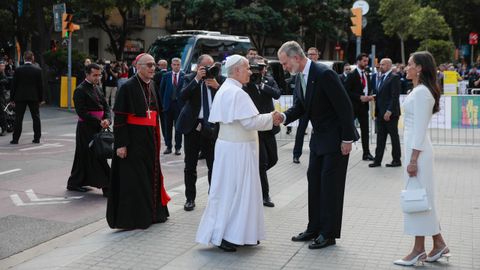 El papa saluda al rey Felipe y a la reina Letizia a su llegada a la Sagrada Familia.