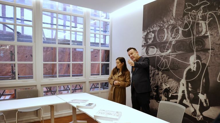 La alcaldesa, Inés Rey, y el director de Cultura, Uxío Novo, en la casa museo Picasso