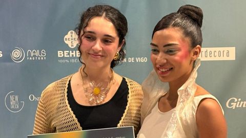 Alicia Lorenozo Fenollera (izquierda) con la modelo que llev� su dise�o.