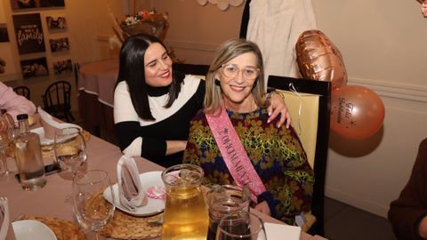 FIESTA SORPRESA POR JUBILACION EN EL RESTAURANTE XOANES A ROSA FERNANDEZ,