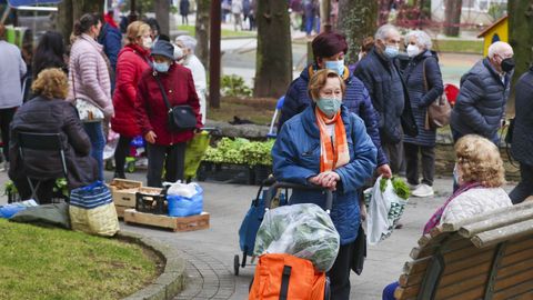 Primer da sin mascarillas en la calle en Carballo