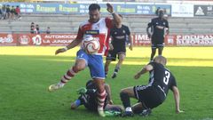 Carlos Torrado, superando a dos rivales de la UD Llanera el pasado domingo.