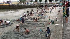 Agui�o volvi� a convertirse en un museo de arena con el concurso de figuras en la playa de O Porto