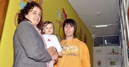 Una madre con su hija en la guarder�a de Salvaterra, en la que Osorno (derecha) es profesor.