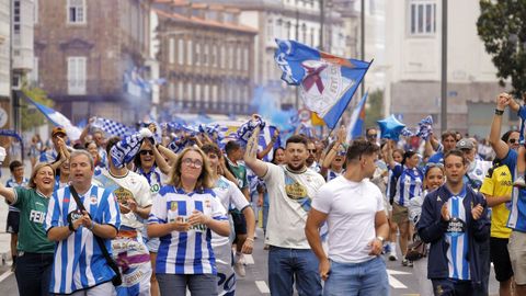 Figurantes del v&iacute;deo del Deportivo caminan por los Cantones durante la grabaci&oacute;n.