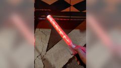 Falta de luz. Los agentes denuncian que las nuevas linternas proyectan poca luz tanto para se�alizar como alumbrar con una bombilla secundaria. Las compradas por ellos cuestan 30 euros o m�s.