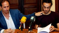 Francisco Gonz�lez presenta su dimisi�n acompa�ado por el alcalde Tom�s Fole y la concejala Roc�o Llovo