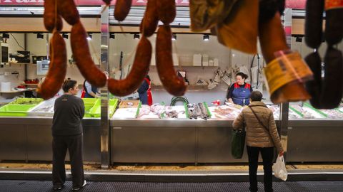 Primera jornada de los operadores de pescado en la nave central del Mercado da Magdalena