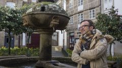 Celso Barrios muestra su querencia por Fonseca.  �Tengo especial cari�o a esta plaza porque aqu� quedaba con el primer gran grupo con el que mov�a en Santiago�, apunta. �Me gusta estar con gente. En una casa familiar puedo llegar a juntar a 40 personas�, explica animado