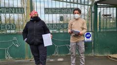 Puri Gallego y Mar�a N��ez con la carta de despido