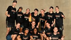 Raquel Carrera (arriba, 3d), junto a sus compa�eras en las New York Liberty, campeonas de la Commissioner's Cup de la WNBA.