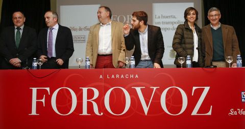 Los ponentes respondieron a las preguntas del p�blico que llen� el auditorio de la Casa da Cultura de A Laracha. 