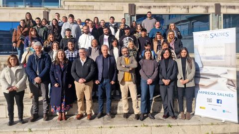 Foto de familia de autoridades y alumnos, este jueves en la presentacin del PIE celebrada en Sanxenxo