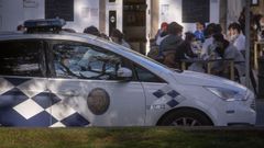 Una patrulla de la Polic�a Local de Santiago vigila las zonas de terrazas de la zona monumental