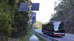 Imagen de un radar fijo en una carretera de Pontevedra.