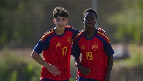 El cadete del Celta Germ�n Alonso, con el dorsal 17, celebra con su compa�ero de la selecci�n espa�ola sub-15 Divine Ikenna un gol de este.