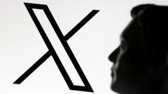 La silueta de Elon Musk, al lado del logotipo de X, de su propiedad