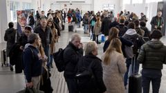 Cola en la estacin provisional de tren en A Corua