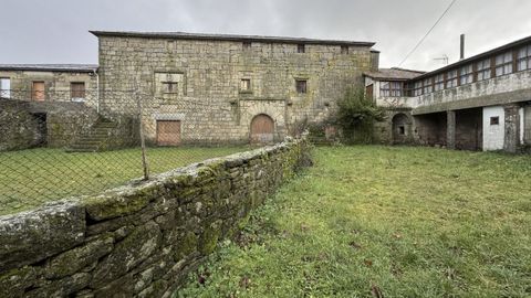 El Pazo da Mezquita, construido en 1480 y ampliado en lo siglos XVII y XVIII, tiene una fachada cubierta por marcas de cantero.