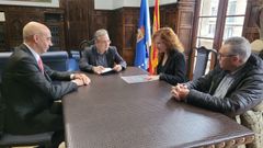 Luis Menor, en el centro, durante la firma