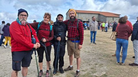 Un grupo de peregrinos, en O Faro, el da de la romera