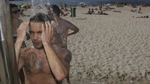 D�A DE CALOR EN LA PLAYA DE RIAZOR
