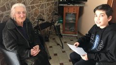 David, uno de los alumnoes que participan en el programa, entrevistando a su abuela. 