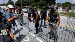 Presencia de periodistas en la entrada de la c�rcel del condado de Fulton, en Estados Unidos, donde se va a entregar Donald Trump