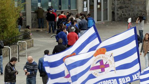 Colas en Riazor par renovar el abono de la siguiente temporada