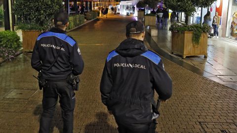Polic�as locales de Sanxenxo en una patrulla nocturna en la zona portuaria