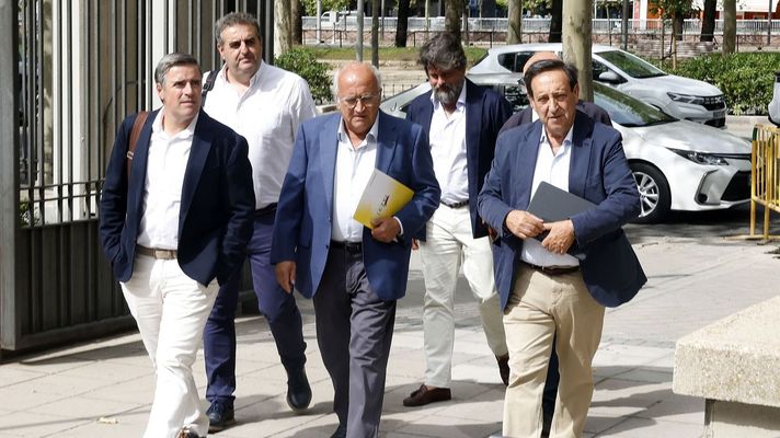 Miembros de distintas organizaciones del setor agroalimentario acuden a la reunin con los ministros de Agricultura y de Economa