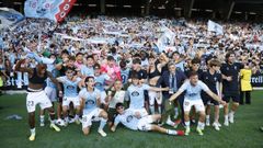 Foto de familia de los art�fices del ascenso del Celta Fortuna, euf�ricos tras la gesta lograda.