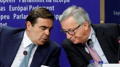 Jean-Claude Juncker y Margaritis Schinas, presidente y portavoz de la Comisi�n Europea