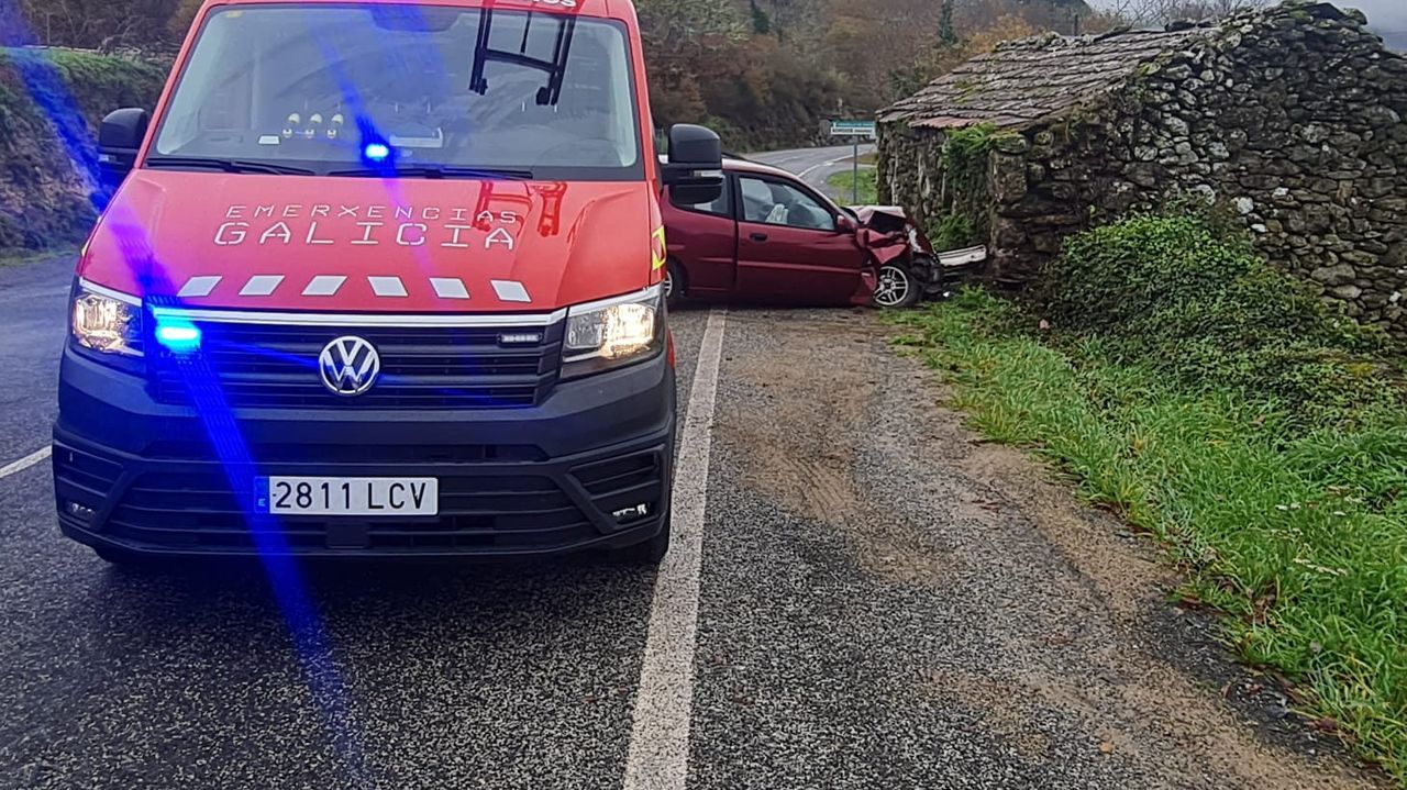 Choca con su coche contra un muro en Bande tras salirse de la vía