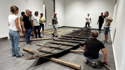 Detalle da instalaci&oacute;n de &laquo;A barca dos Pepes&raquo; nunha das salas do museo para formar parte de &laquo;Transfronteiriza&raquo;.