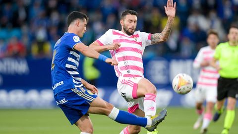 Bastn y Pascanu pugnan por un baln durante el Ponferradina-Oviedo