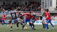 Fito controla un bal�n en un c�rner a favor del Berganti�os frente al Real �vila.