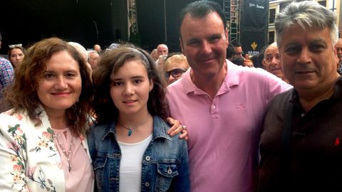 Rosa N��ez (izquierda) junto a su familia, en la Plaza Mayor de Gij�n