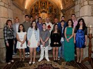 Ram�n Romero, junto al vicario (el m�s alto), con los j�venes confirmados el domingo.