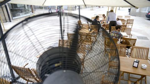 La ola de calor obliga a activar los sistemas de climatizaci�n, como los ventiladores, en la foto de archivo