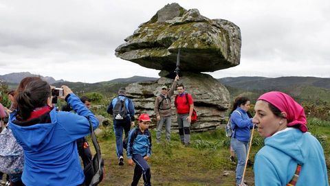Andainas Co�ece a Costa da Morte. Ruta por Dumbr�a. Los senderistas ante la Pedra do Brazal.